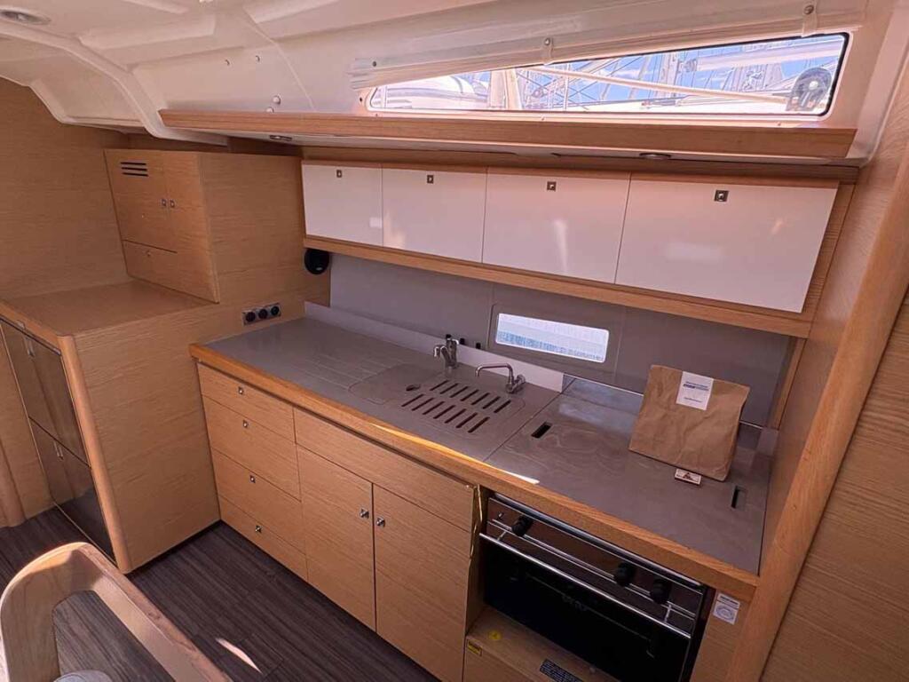Sailing yacht 