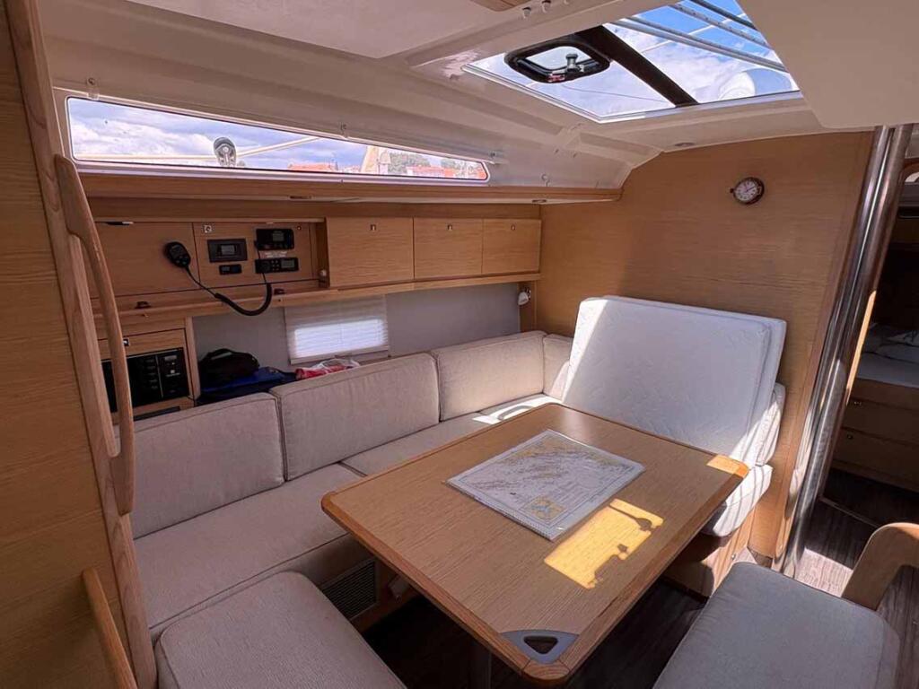 Sailing yacht 