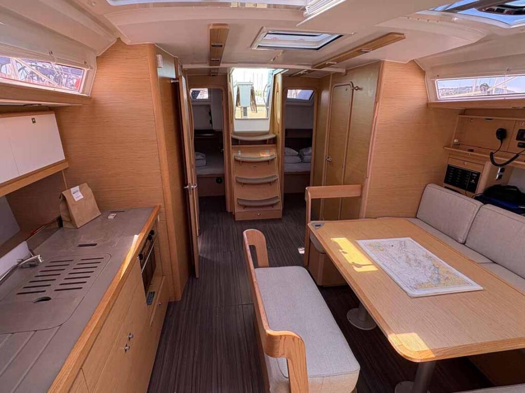 Sailing yacht 