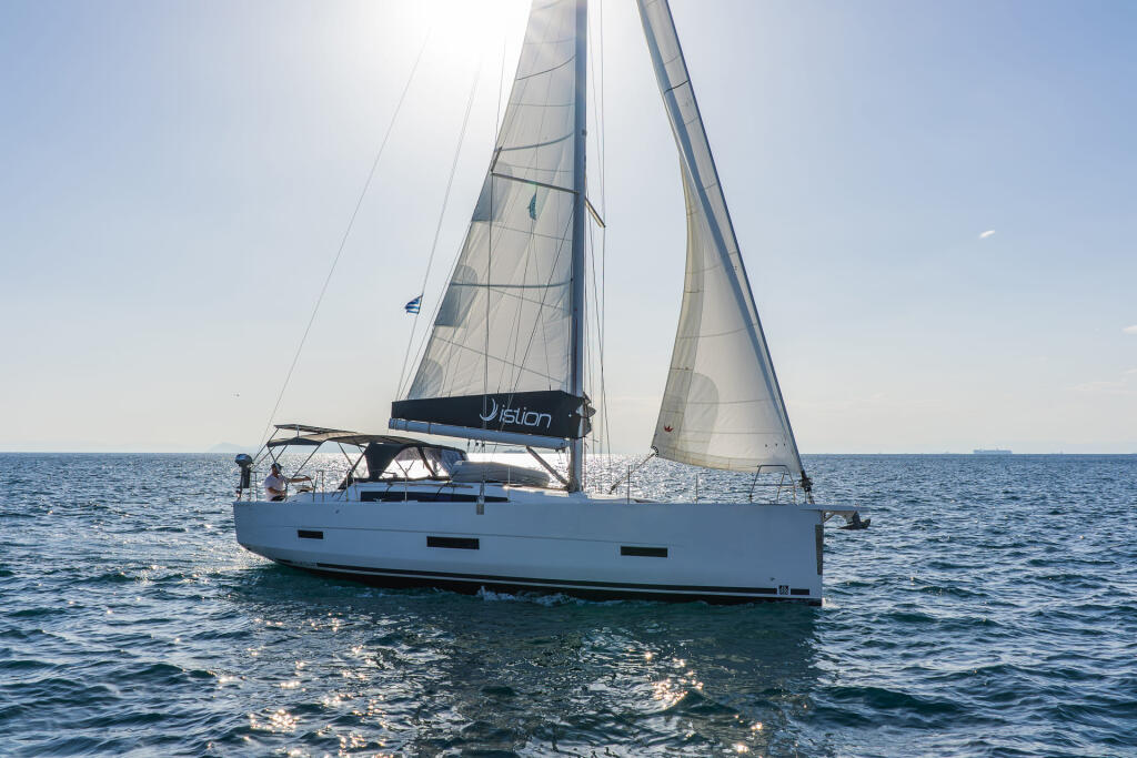 Sailing yacht 