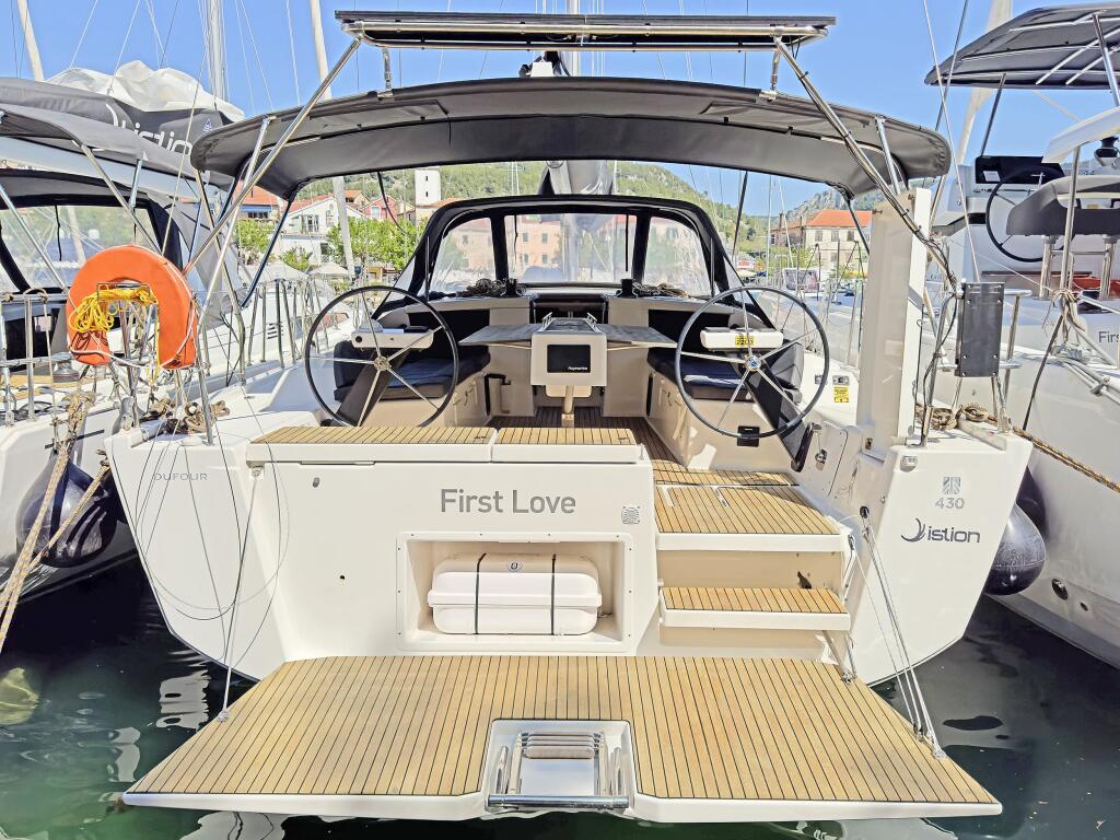 Sailing yacht 