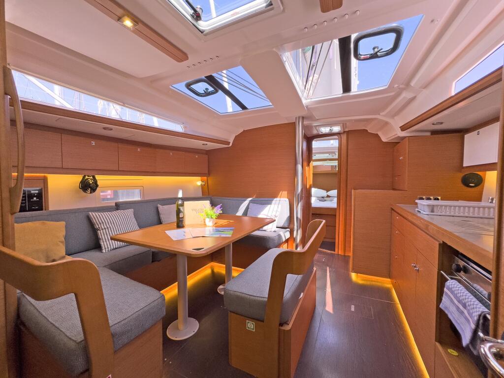 Sailing yacht 