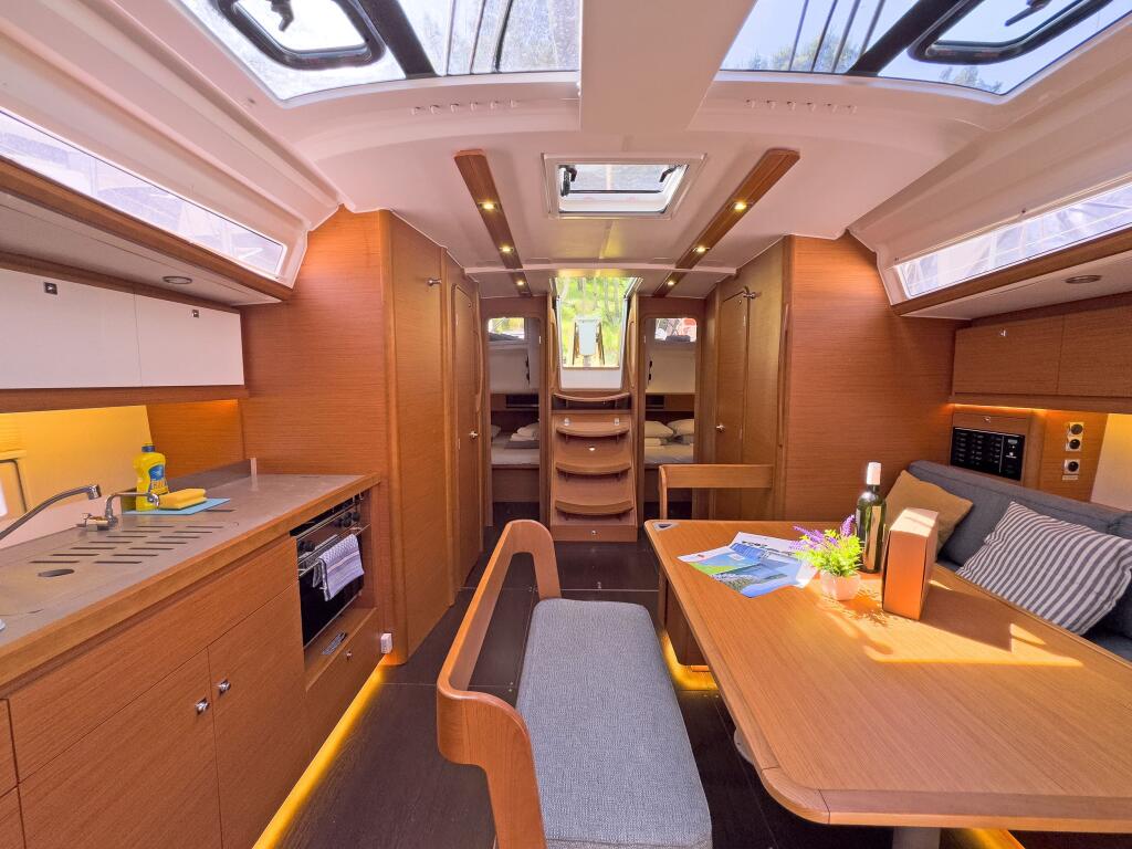 Sailing yacht 
