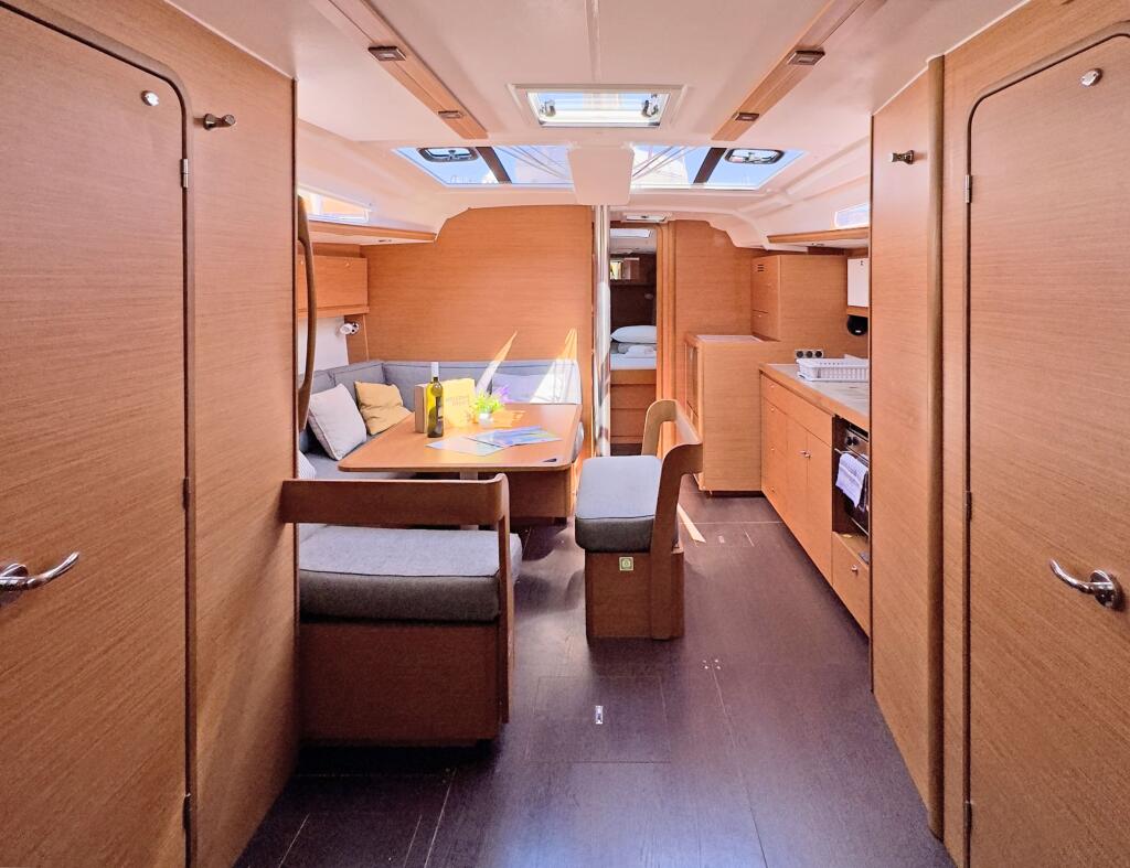 Sailing yacht 