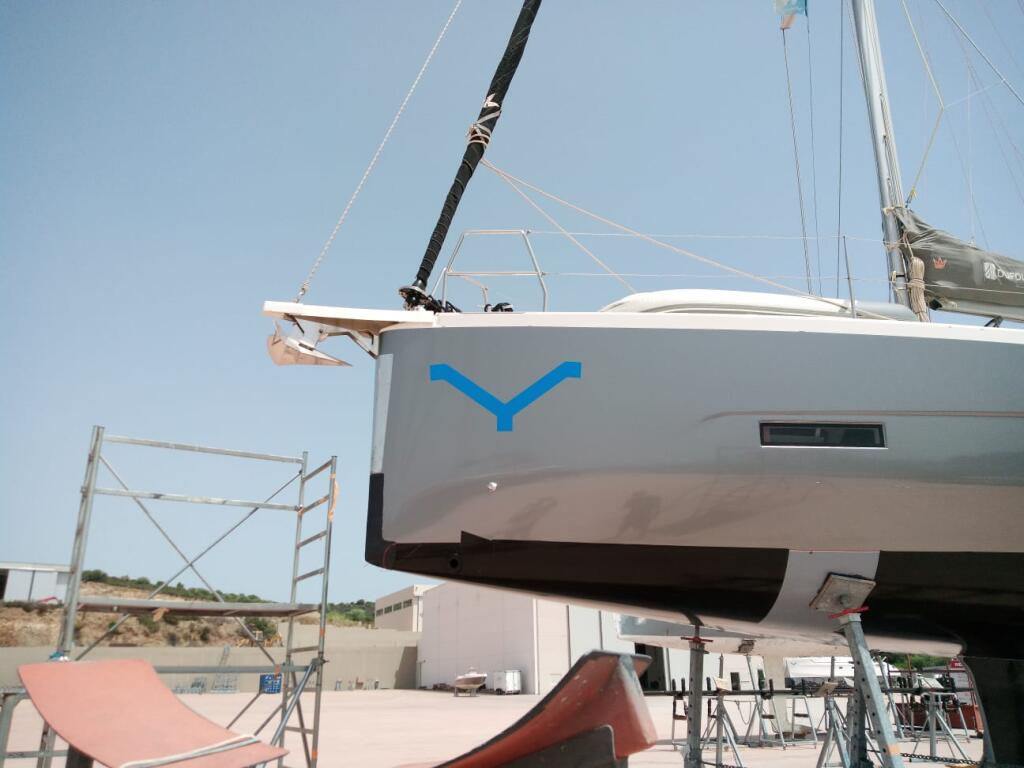 Sailing yacht 