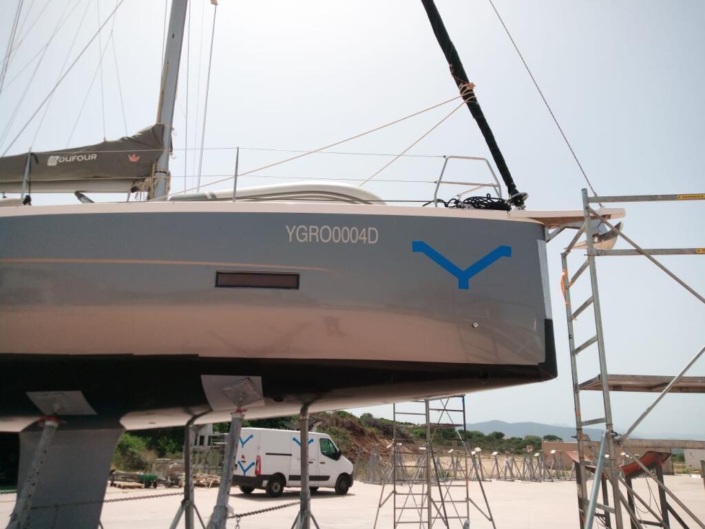 Sailing yacht 