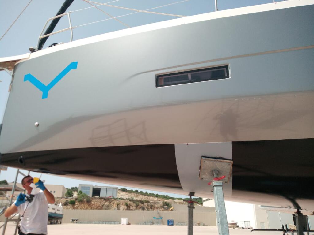 Sailing yacht 