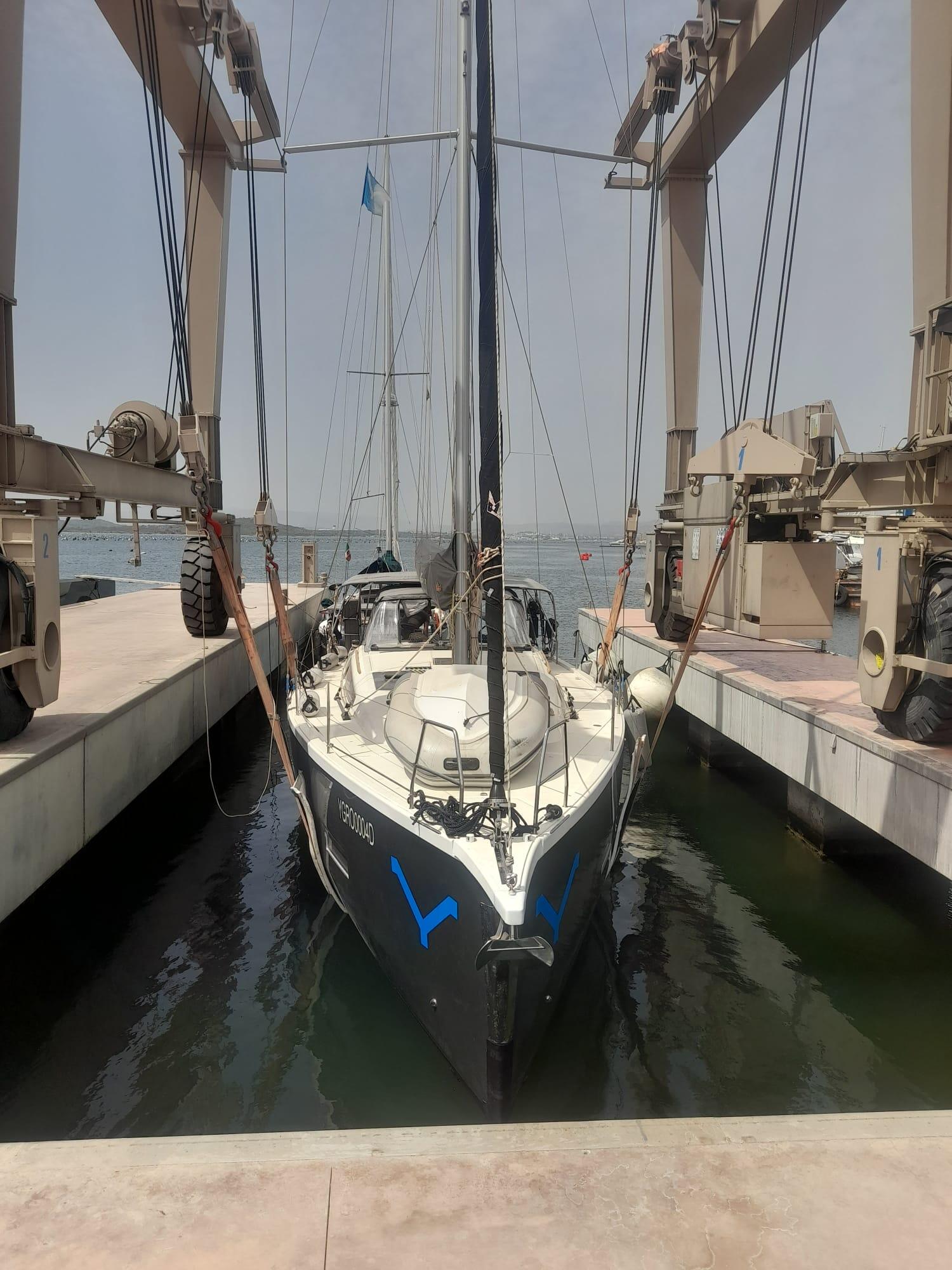Sailing yacht 