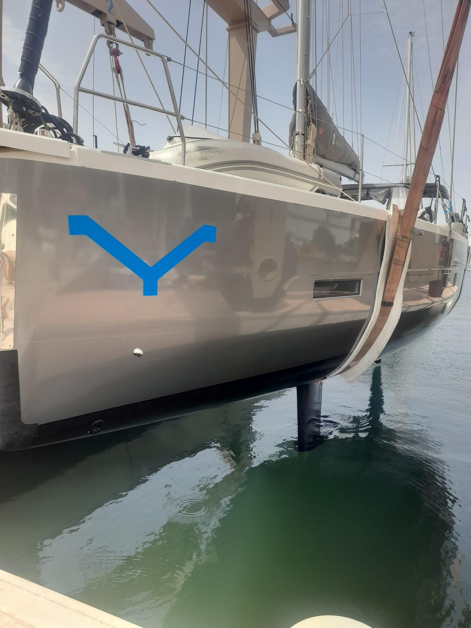 Sailing yacht 