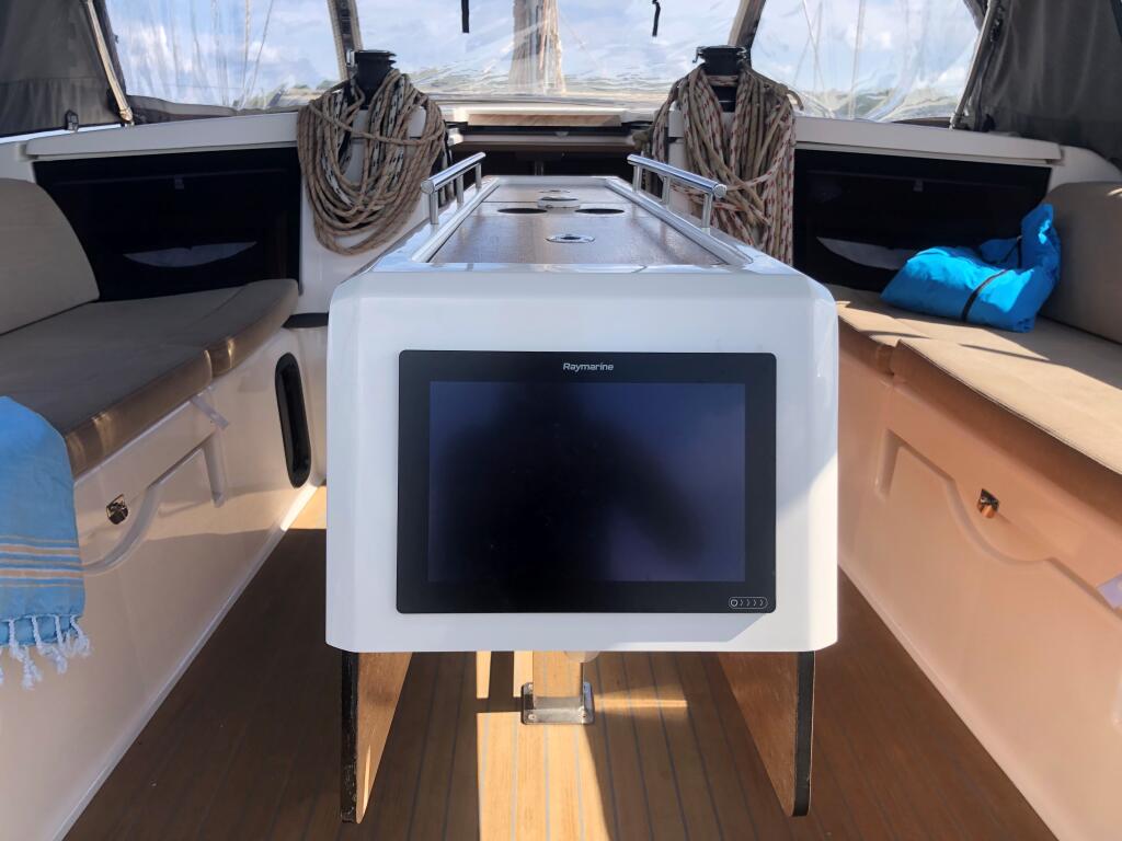 Sailing yacht 