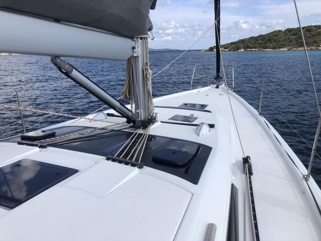 Sailing yacht 