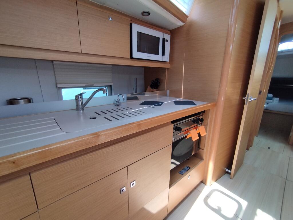 Sailing yacht 
