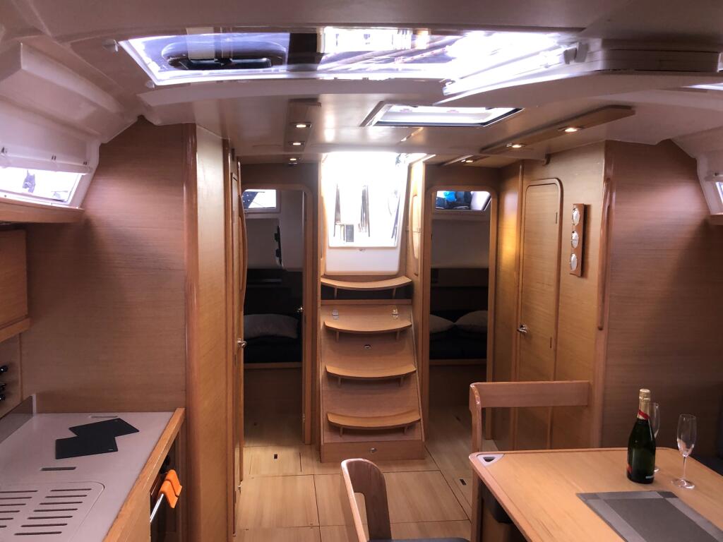 Sailing yacht 
