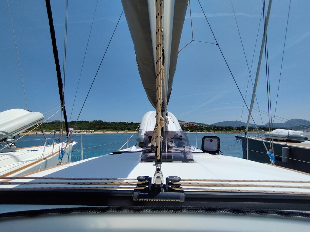 Sailing yacht 