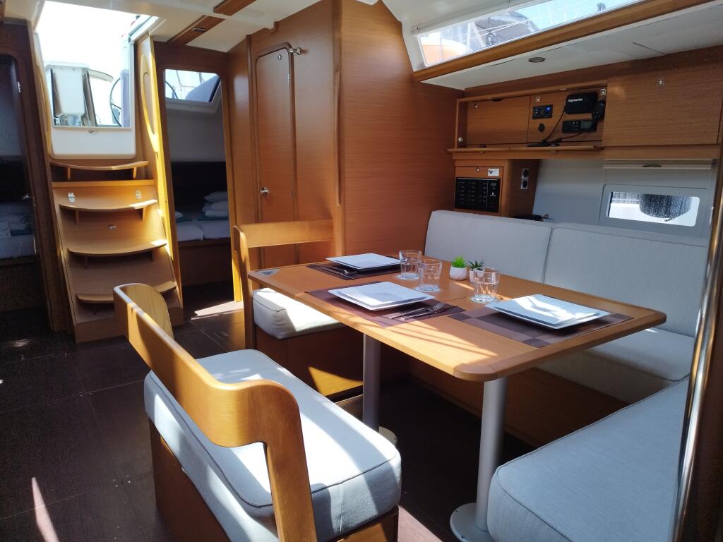 Sailing yacht 