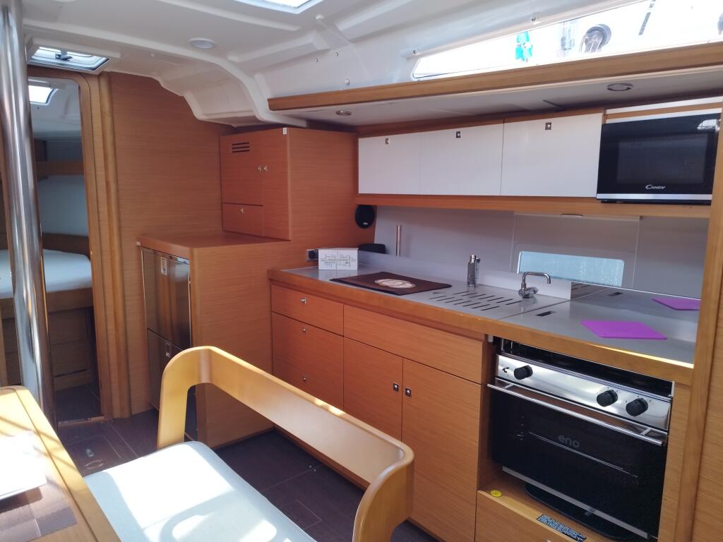Sailing yacht 
