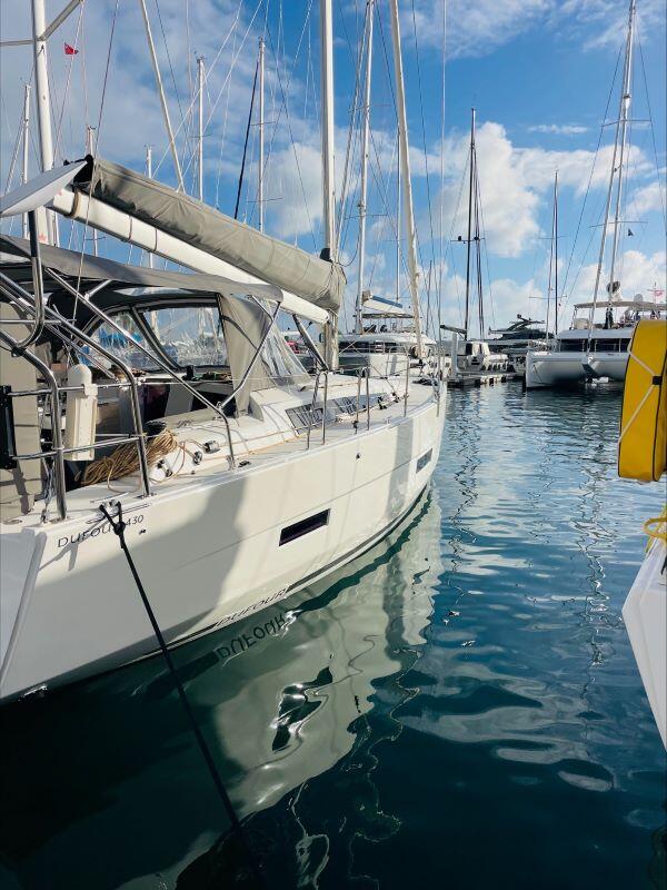 Sailing yacht 
