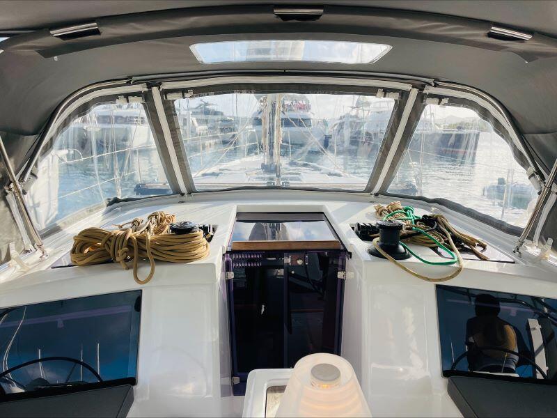 Sailing yacht 