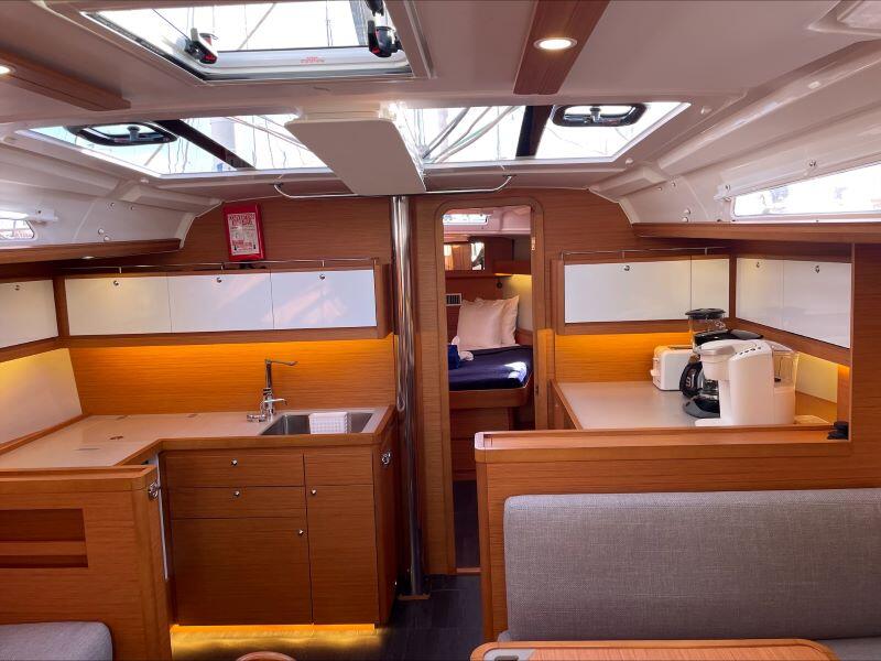 Sailing yacht 