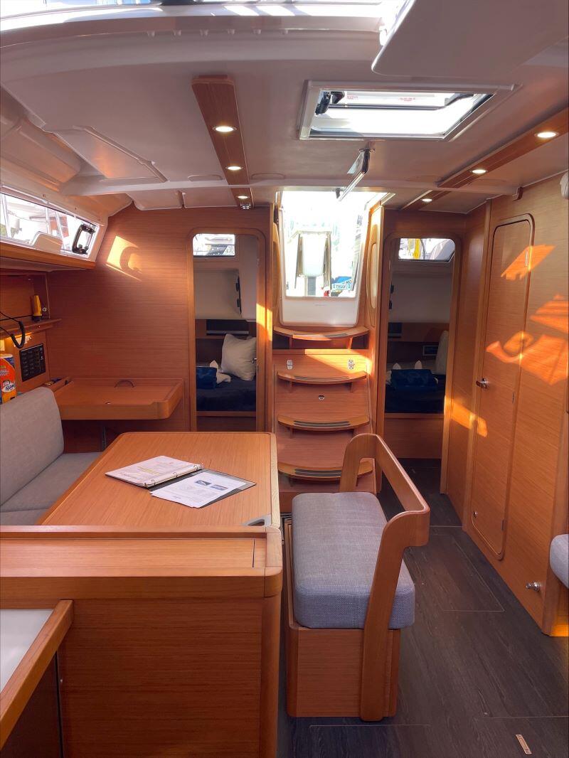 Sailing yacht 