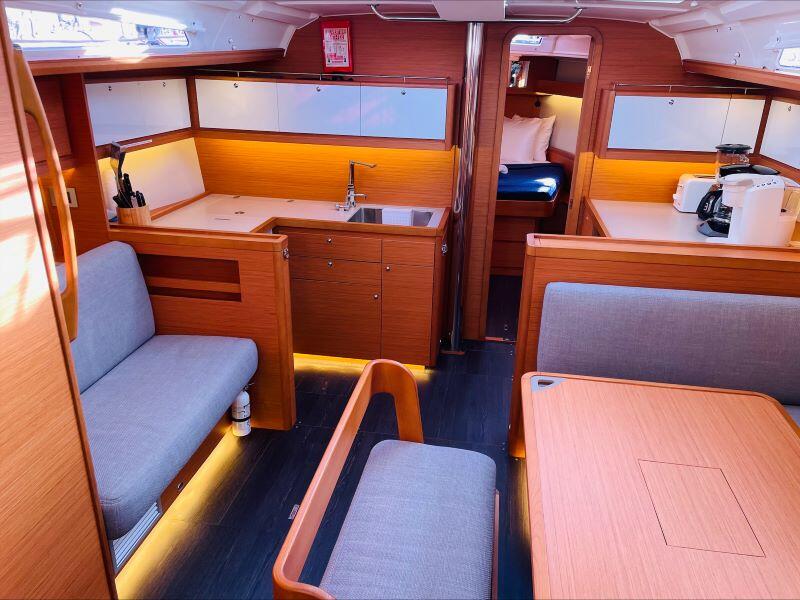 Sailing yacht 