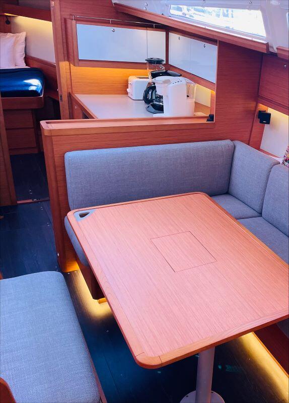 Sailing yacht 