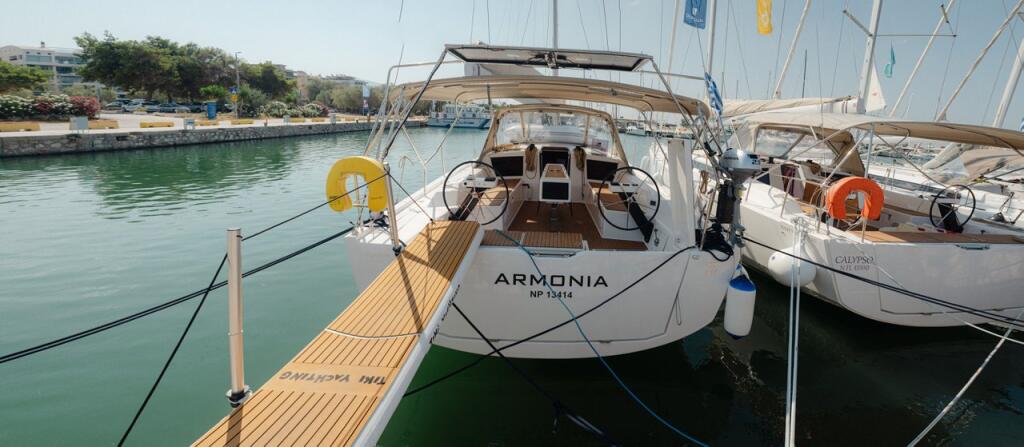 Sailing yacht 