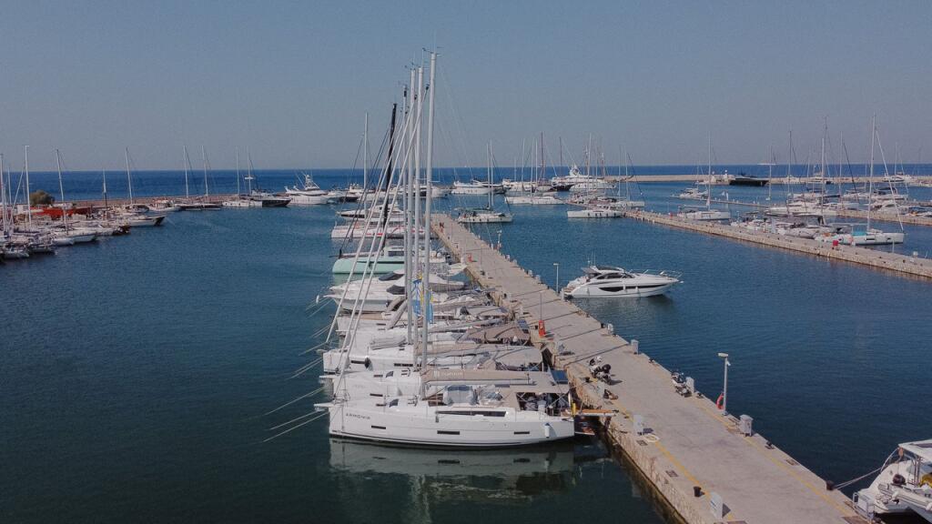 Sailing yacht 