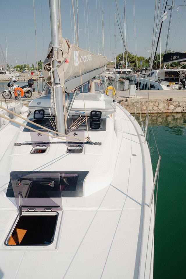 Sailing yacht 