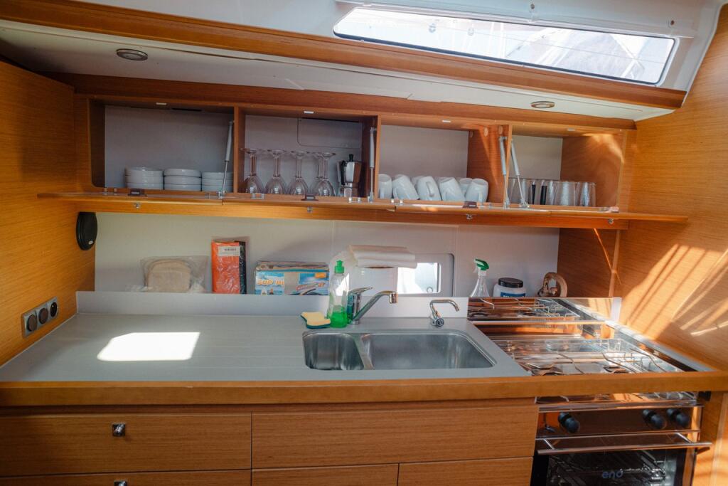 Sailing yacht 
