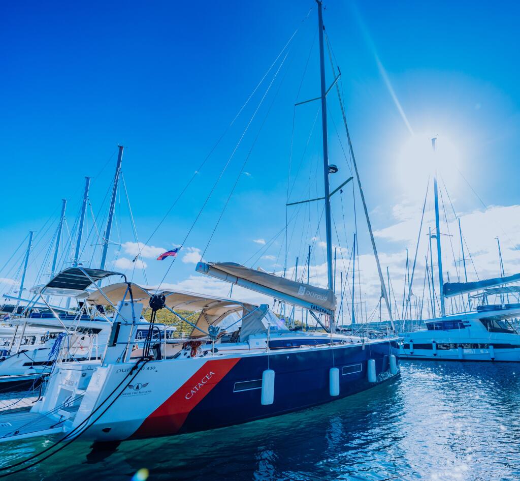 Sailing yacht 