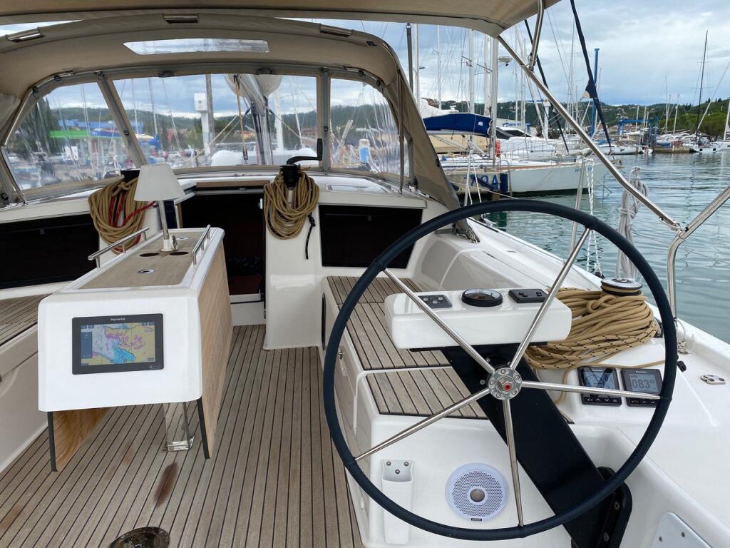 Sailing yacht 