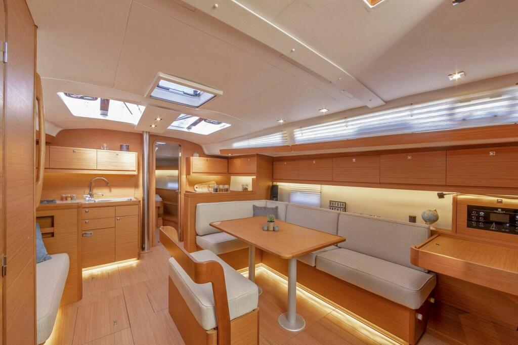 Sailing yacht 