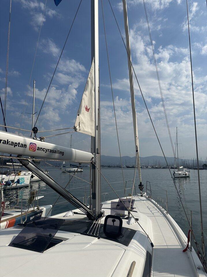 Sailing yacht 
