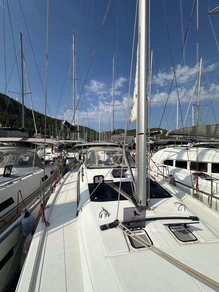 Sailing yacht 