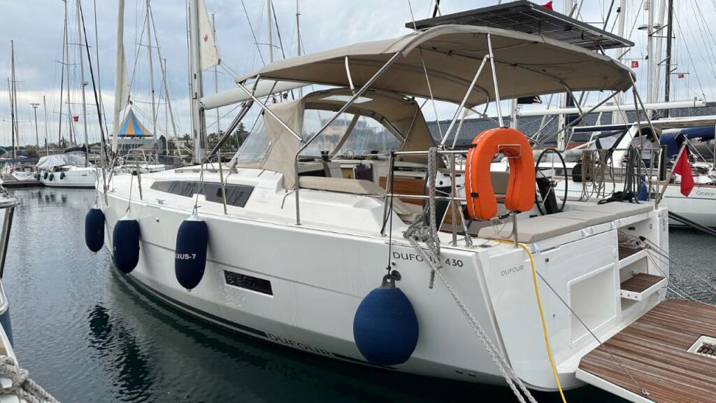 Sailing yacht 