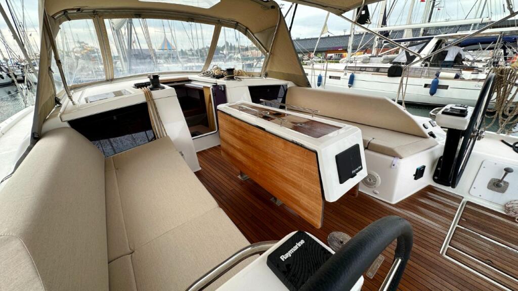 Sailing yacht 