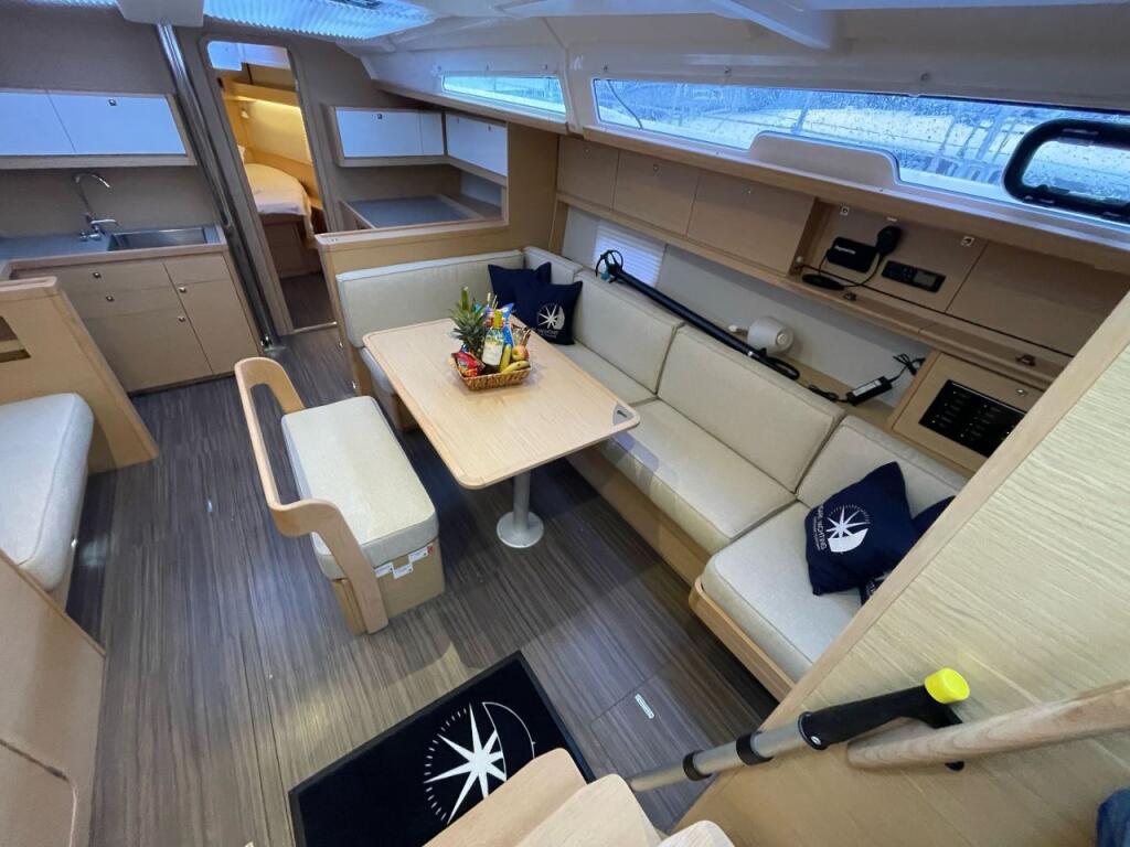 Sailing yacht 