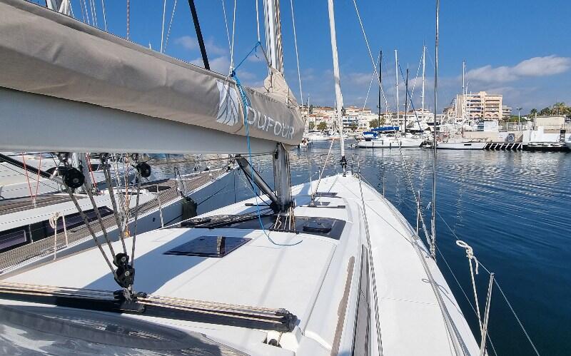 Sailing yacht 
