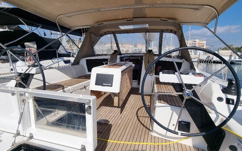 Sailing yacht 