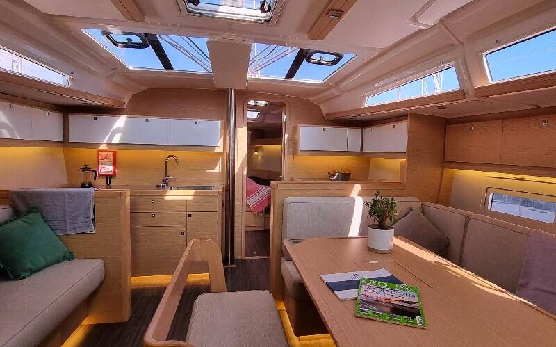 Sailing yacht 