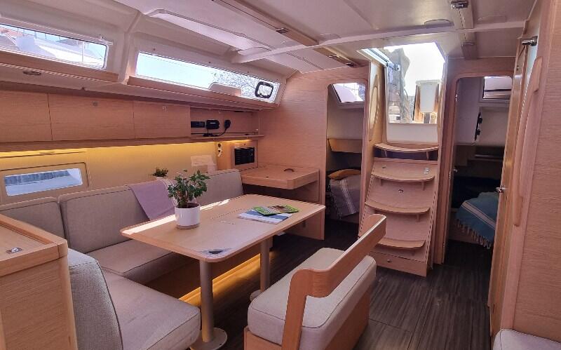 Sailing yacht 