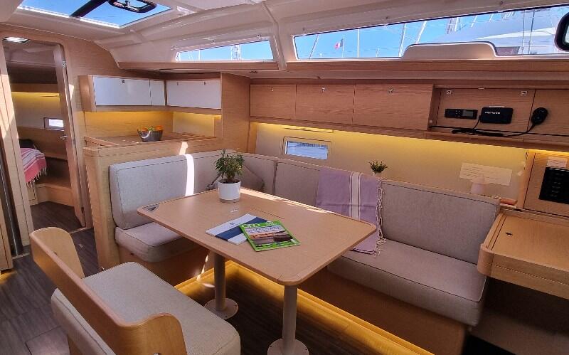Sailing yacht 