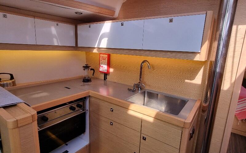 Sailing yacht 