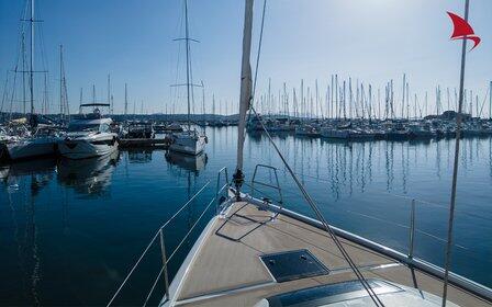 Sailing yacht 