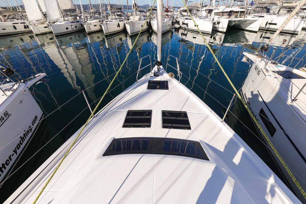 Sailing yacht 