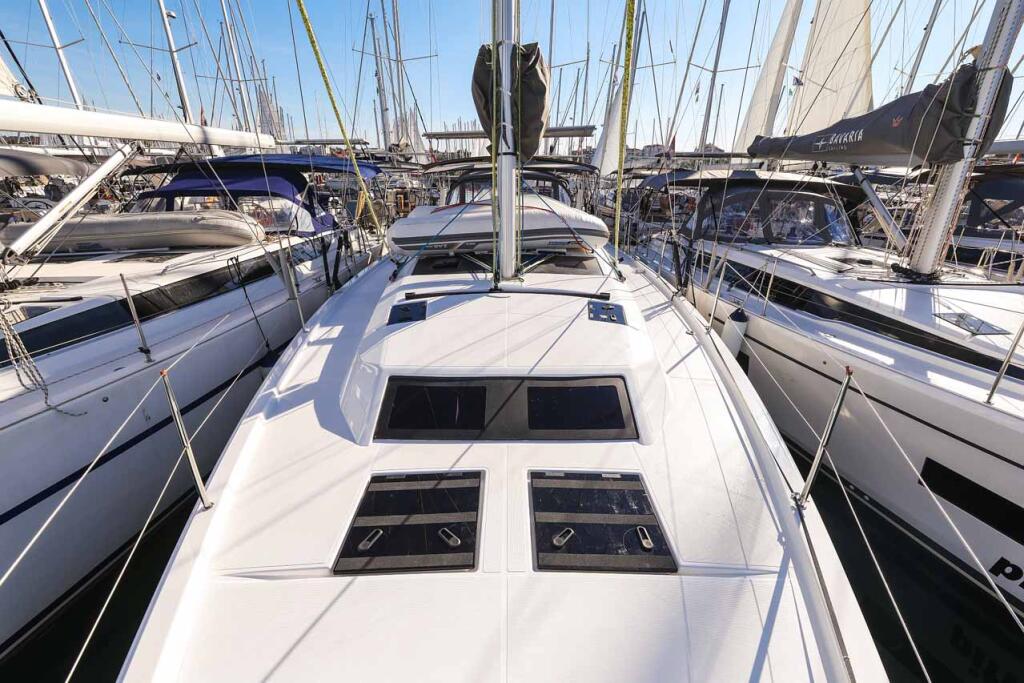 Sailing yacht 