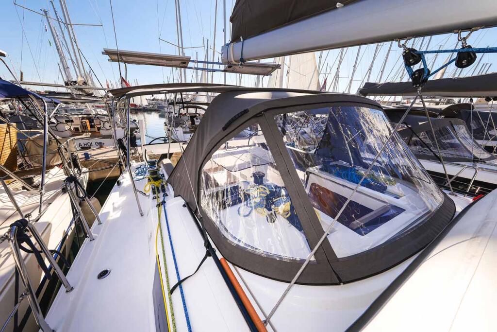 Sailing yacht 