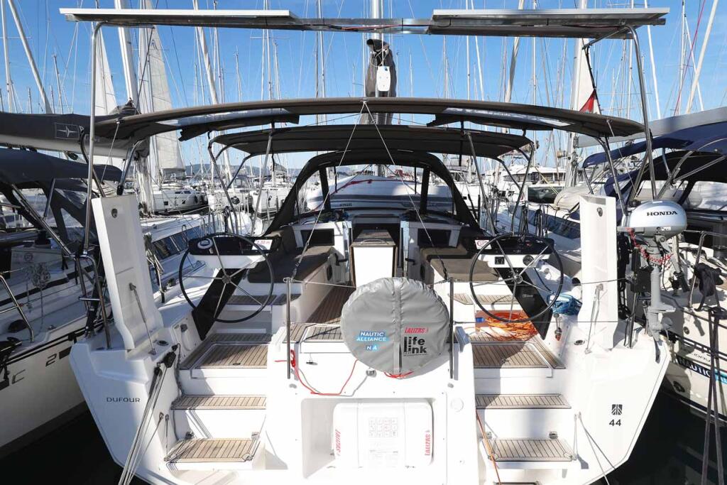 Sailing yacht 