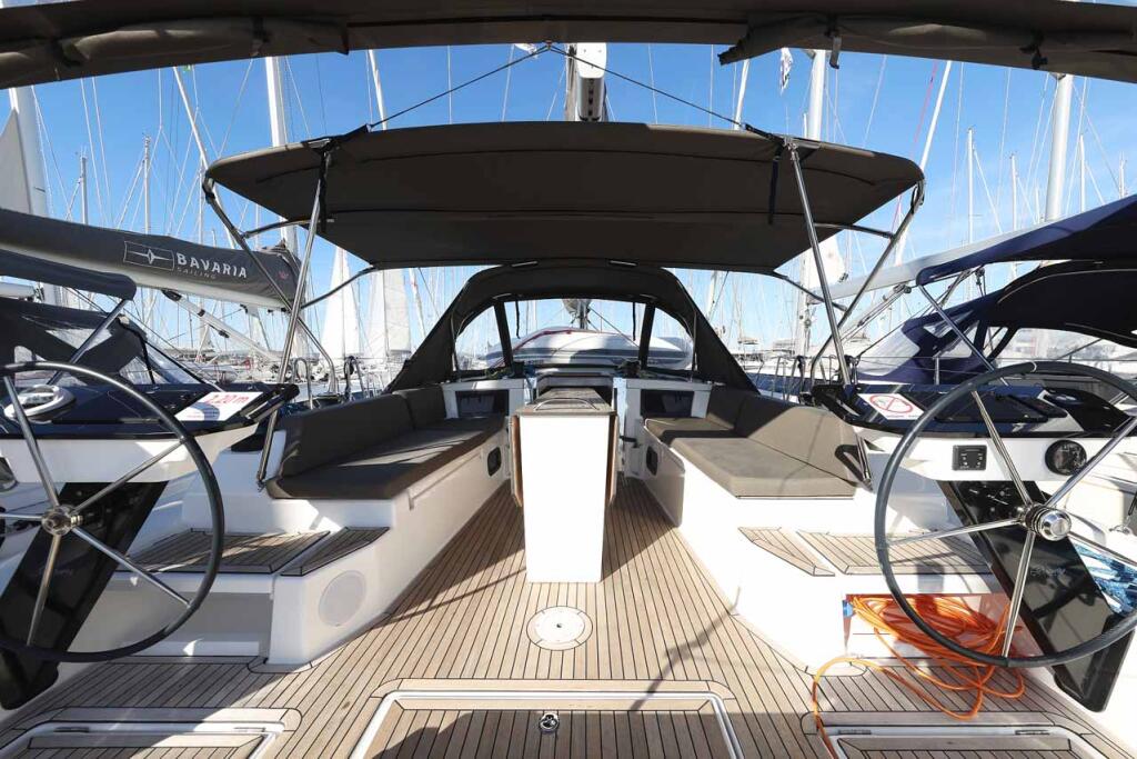 Sailing yacht 